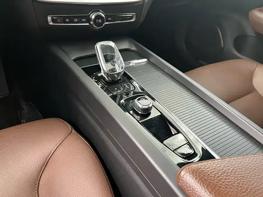 Volvo S60 2022 B4 Zhiyi Luxury Edition 2022 — миниатюра 3
