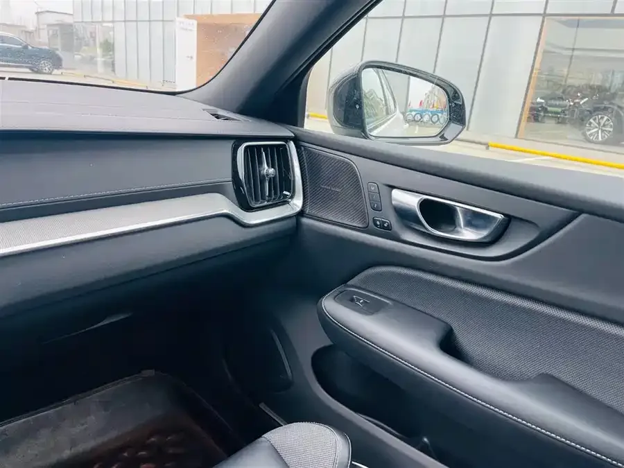 Volvo S60 2025 B5 Smart Sports Edition 2024 — миниатюра 3
