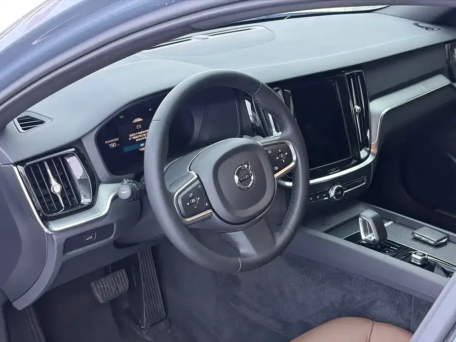 Volvo S60 2023 B4 Zhiyuan Luxury Edition 2023 — миниатюра 2