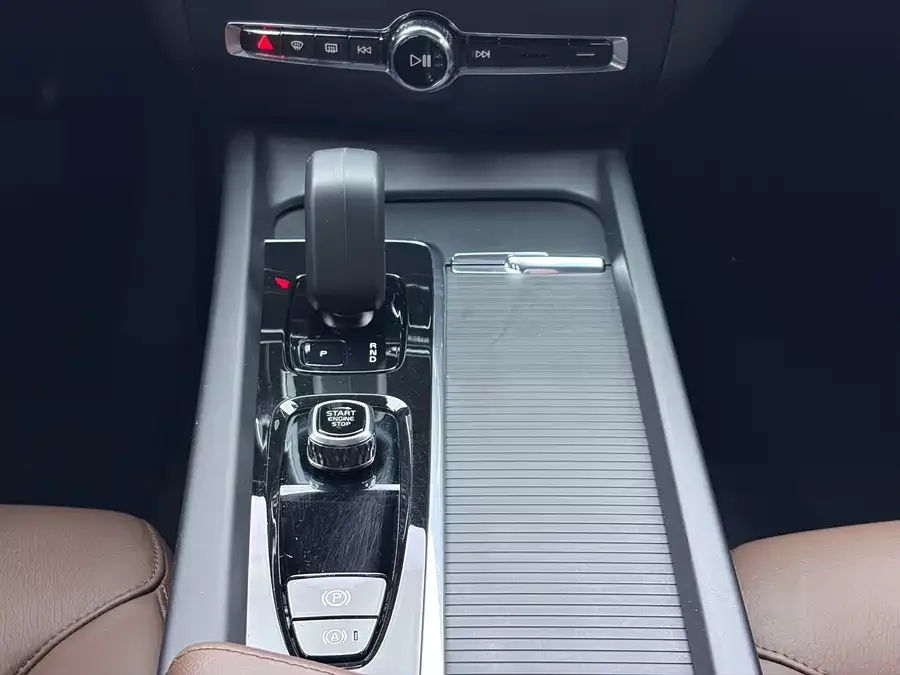 Volvo S60 2023 B4 Zhiyuan Luxury Edition 2023 — миниатюра 3