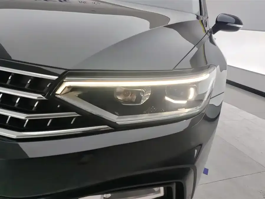 Volkswagen Magotan Magotan 2023 2 million commemorative edition 330TSI DSG leading model 2023 — миниатюра 2