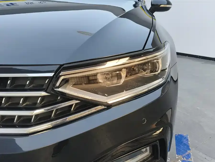 Volkswagen Magotan Magotan 2023 2 million commemorative edition 330TSI DSG leading model 2023 — миниатюра 2