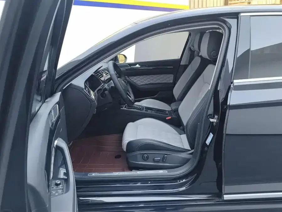 Volkswagen Magotan Magotan 2023 2 million commemorative edition 330TSI DSG leading model 2023 — миниатюра 3