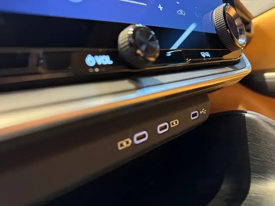 Lexus RZ 2023 450e 4WD Enjoy Edition 2023 — миниатюра 3