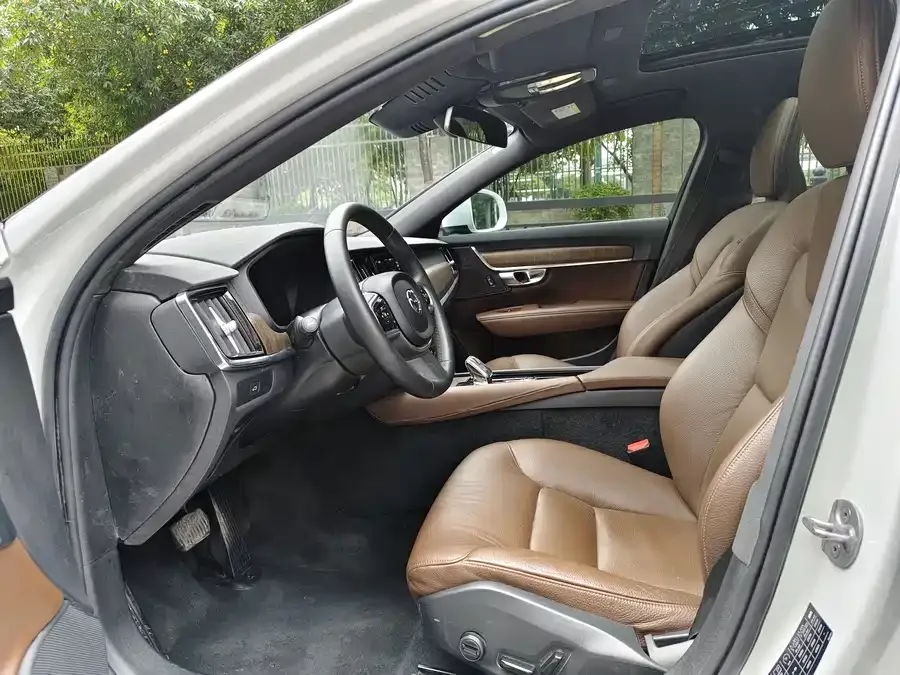Volvo V90 2023 Cross Country B5 AWD Zhiyuan Edition 2023 — миниатюра 3