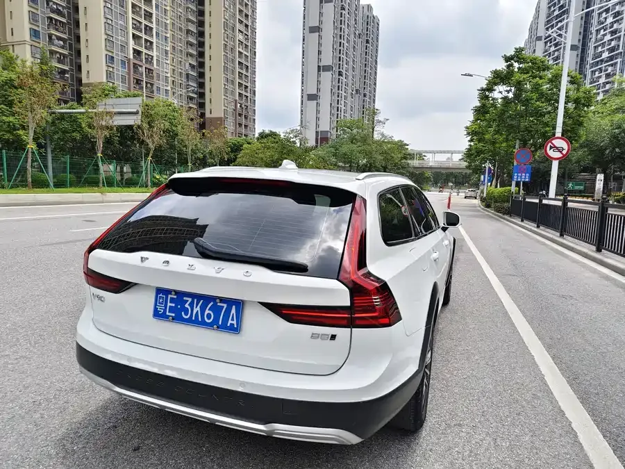 Volvo V90 2023 Cross Country B5 AWD Zhiyuan Edition 2023 — миниатюра 4