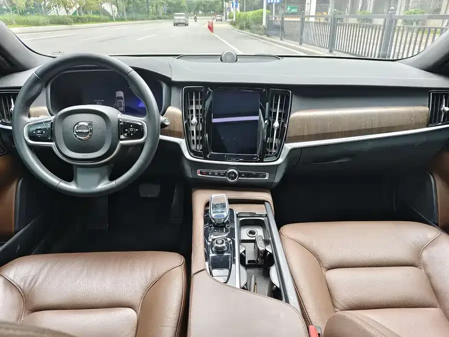 Volvo V90 2023 Cross Country B5 AWD Zhiyuan Edition 2023 — миниатюра 5