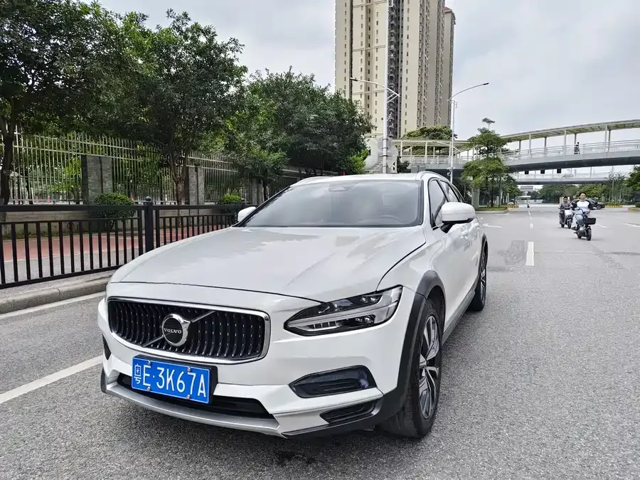 Volvo V90 2023 Cross Country B5 AWD Zhiyuan Edition 2023 — фото 1, купить с доставкой в Москву