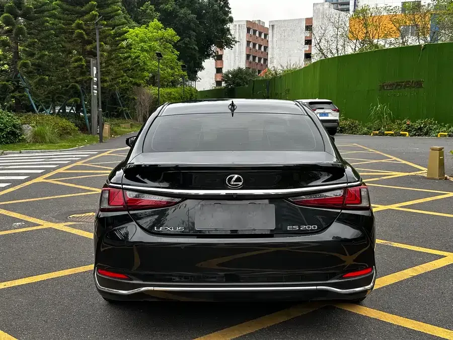 Lexus ES 2022 200 Excellence Edition 2022 — миниатюра 2