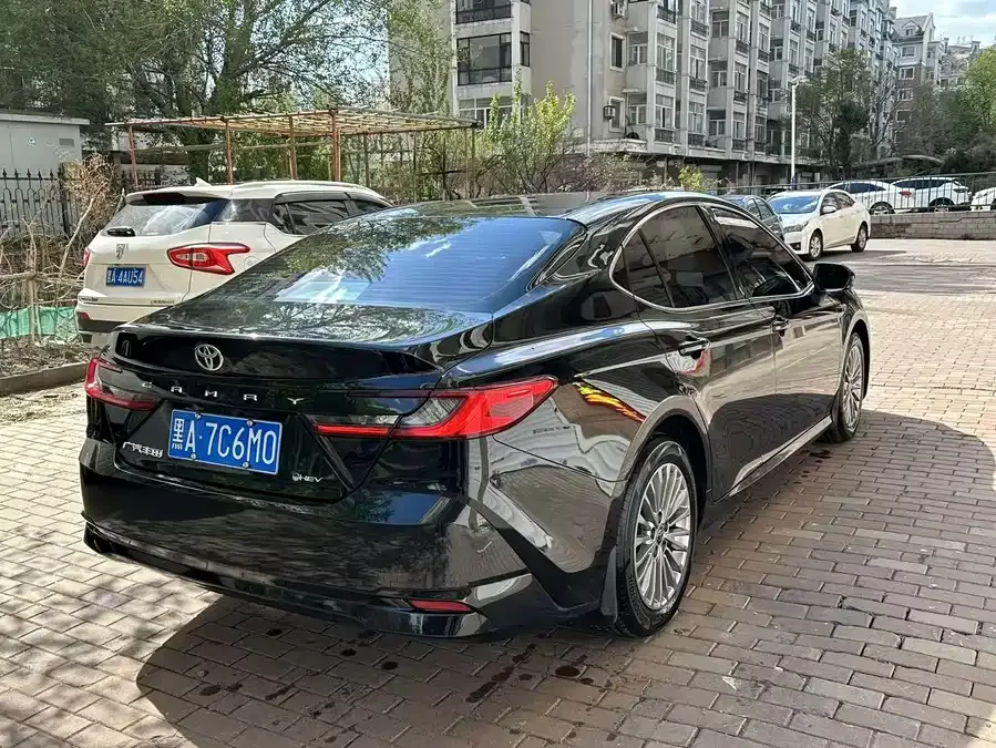 Toyota Camry Camry 2025 Hybrid 2.0HG Brilliant Edition 2025 — миниатюра 2