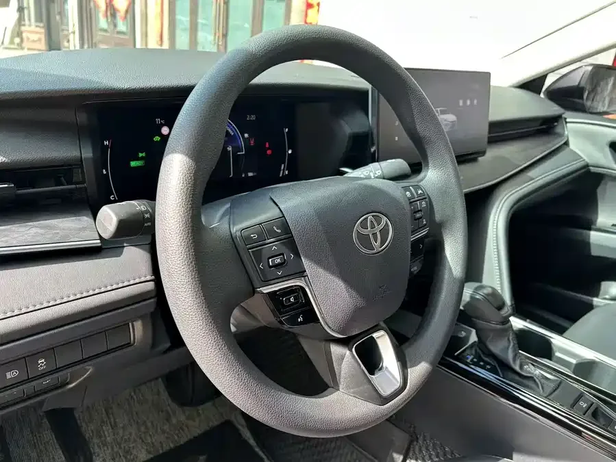 Toyota Camry Camry 2025 Hybrid 2.0HG Brilliant Edition 2025 — миниатюра 3