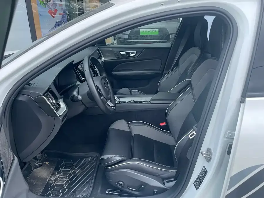 Volvo S60 2025 B5 Smart Sports Edition 2024 — миниатюра 2