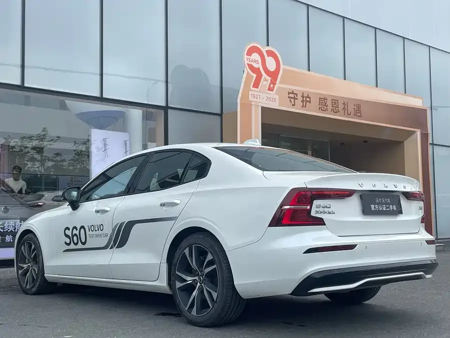 Volvo S60 2025 B5 Smart Sports Edition 2024 — миниатюра 4