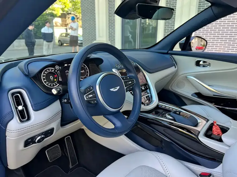 Aston Martin DBX 2023 4.0T V8 2024 — миниатюра 3