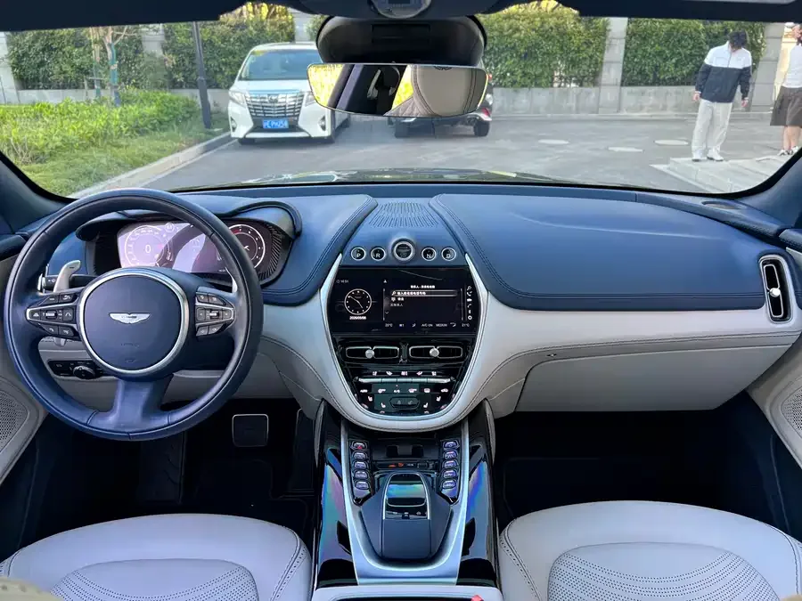 Aston Martin DBX 2023 4.0T V8 2024 — миниатюра 5