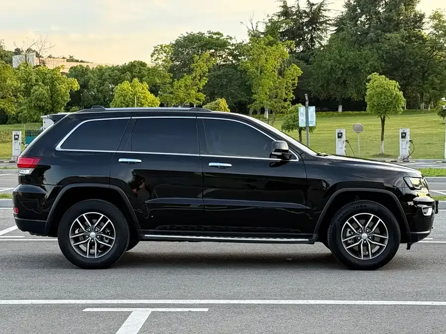 Jeep Grand Cherokee Grand Cherokee (imported) 2020 3.0L Professional Navigation Edition 2022 — миниатюра 2