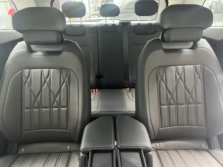 Ford Edge 2026 Ford Edge L 2.0T EcoBoost AWD 7-Seat Supreme Edition 2025 — миниатюра 3