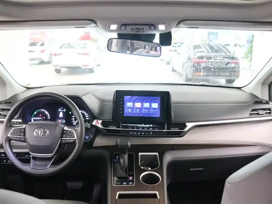 Toyota Granvia Grevia 2023 2.5L Hybrid Comfort Edition 2023 — миниатюра 2