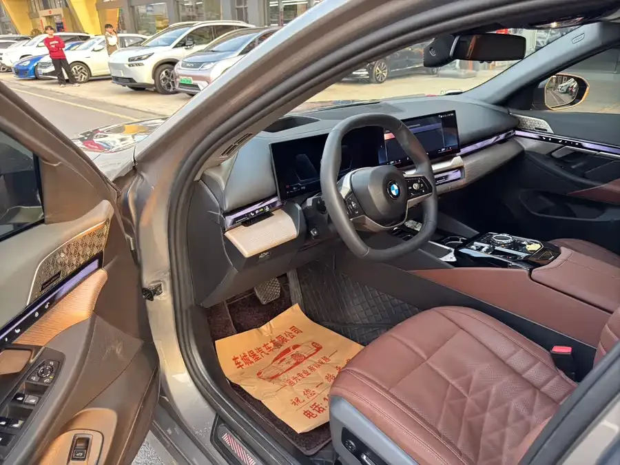 BMW 5 Series BMW 5 Series 2025 530Li Premium Luxury Package 2025 — миниатюра 4