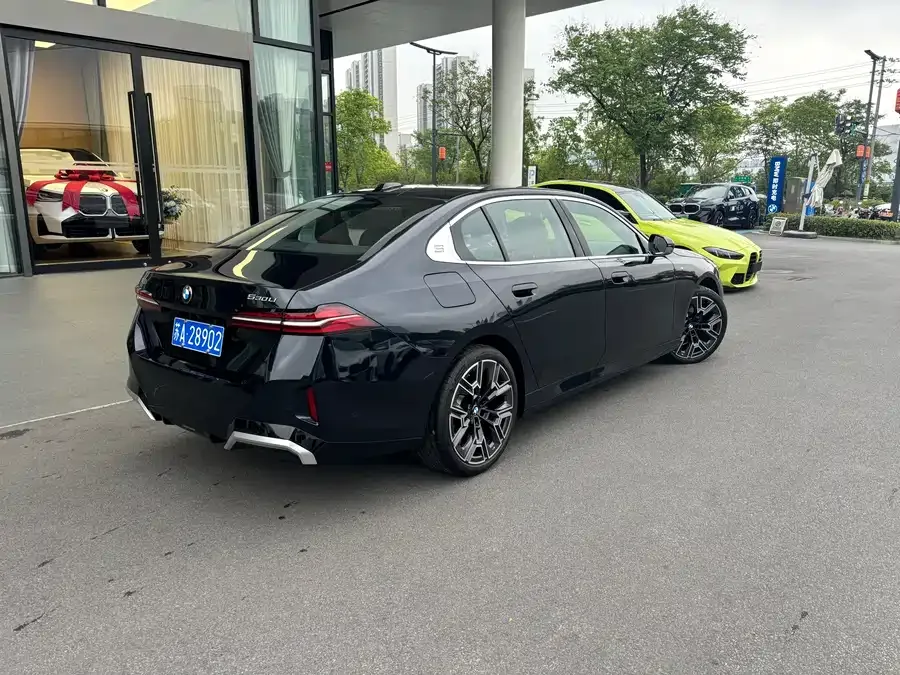 BMW 5 Series BMW 5 Series 2025 530Li Exclusive M Sport Package 2025 — миниатюра 4