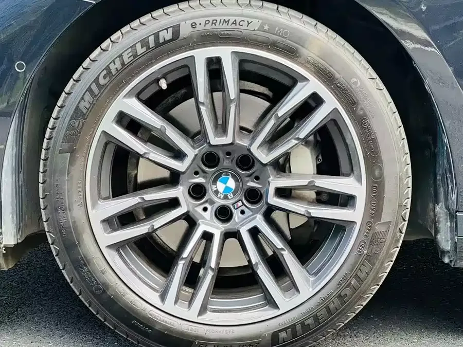 BMW 5 Series BMW 5 Series 2025 530Li Leading M Sport Package 2025 — миниатюра 3