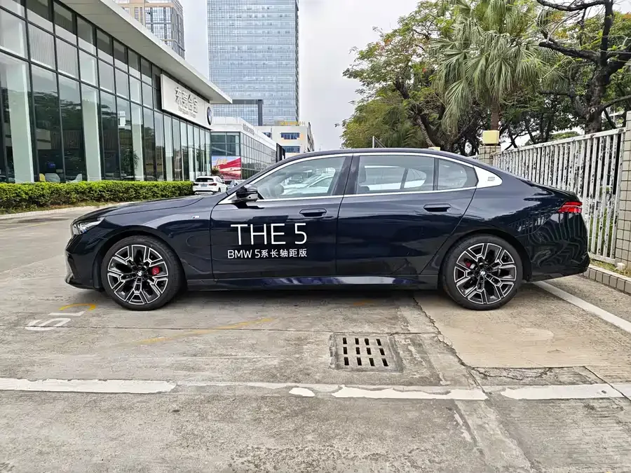 BMW 5 Series BMW 5 Series 2025 530Li Exclusive M Sport Package 2025 — миниатюра 3