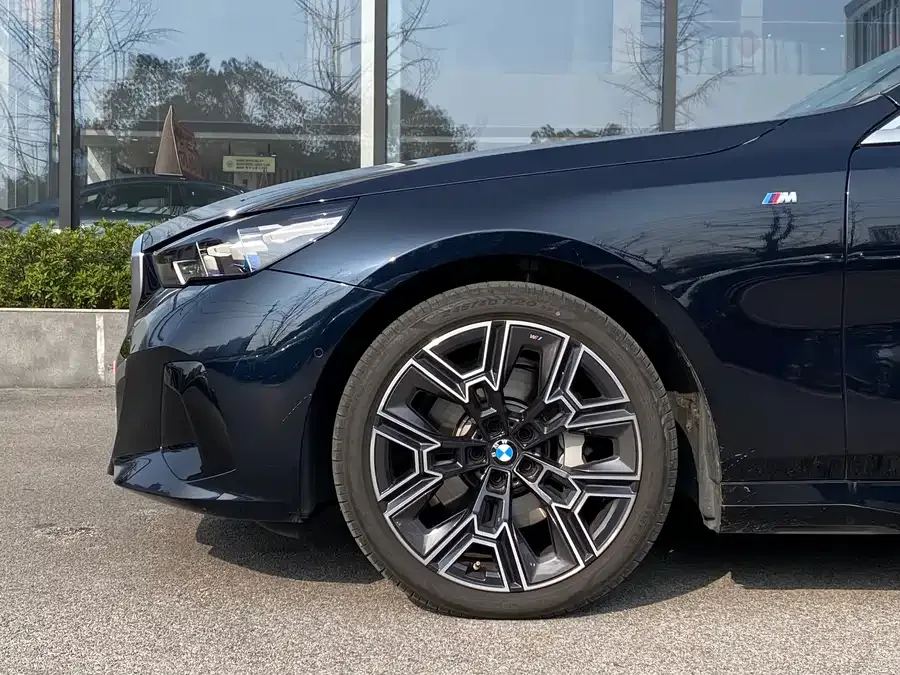 BMW 5 Series BMW 5 Series 2025 530Li Exclusive M Sport Package 2025 — миниатюра 2