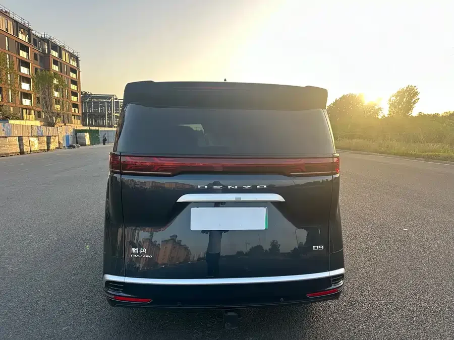 BYD D9 BYD D9 2022 DM-i 970 4WD Flagship Model 2023 — миниатюра 5
