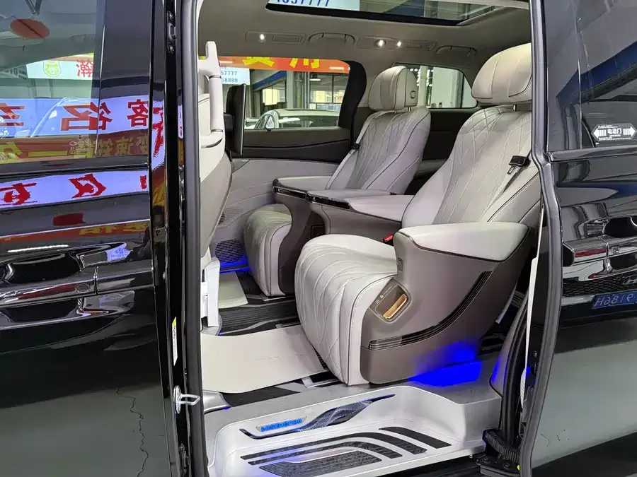 BYD D9 DENZA D9 2024 DM-i 980 4WD Flagship Model 2024 — миниатюра 3