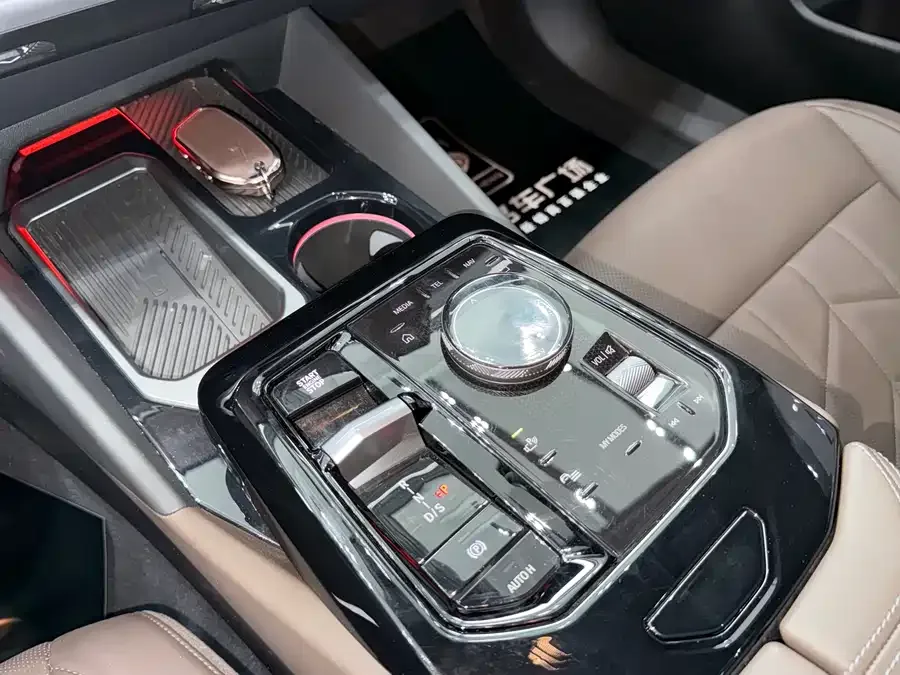 BMW 5 Series BMW 5 Series 2024 530Li Leading M Sports Package 2024 — миниатюра 3