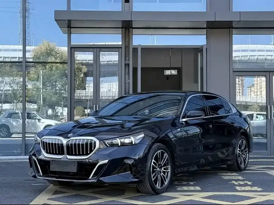 BMW 5 Series BMW 5 Series 2024 530Li Leading M Sports Package 2024 — фото 1, купить с доставкой в Москву