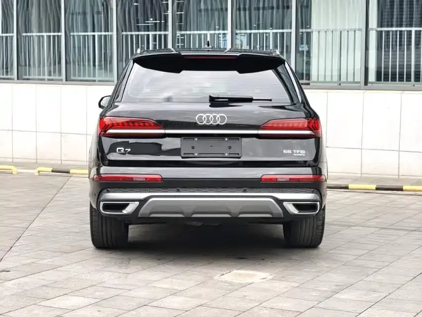 Audi Q7 2023 55 TFSI quattro S line sports model 2023 — миниатюра 4