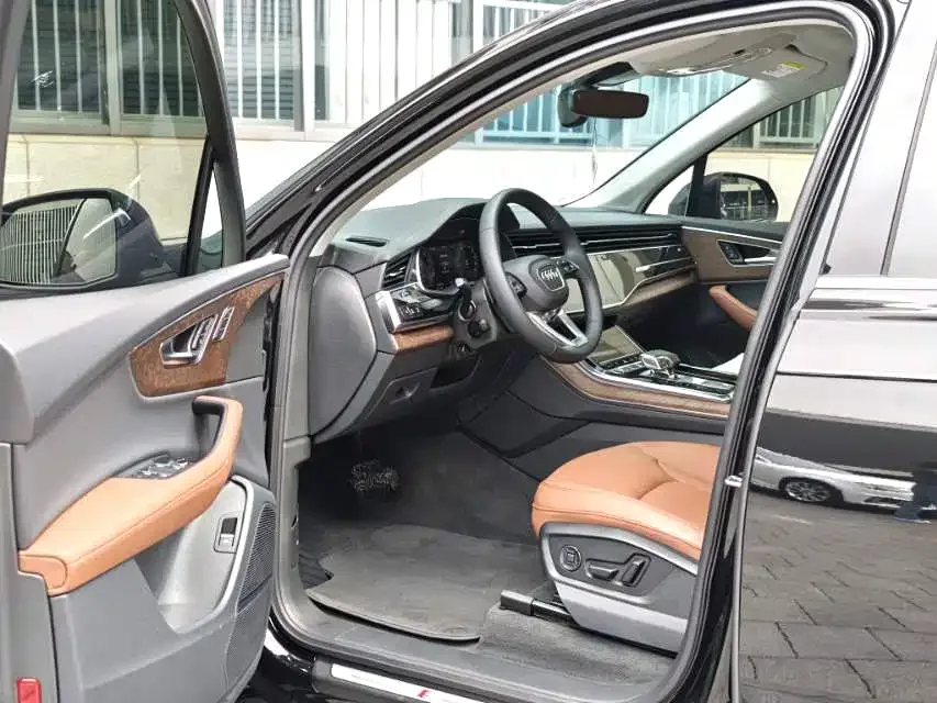 Audi Q7 2023 55 TFSI quattro S line sports model 2023 — миниатюра 5