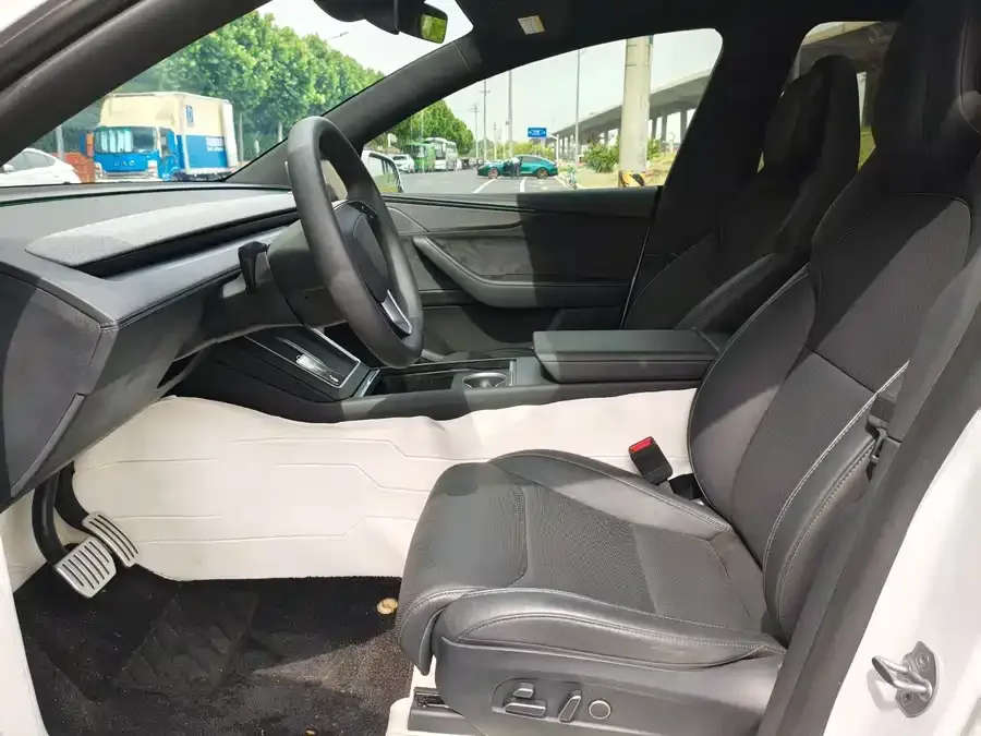 Tesla Model YL Model YL 2025 long-range all-wheel drive version 2025 — миниатюра 4