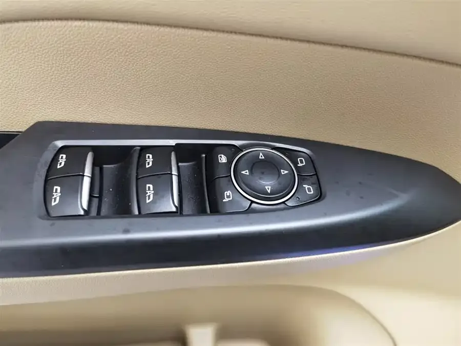 Buick GL8 2021 ES Lu Zun 653T Luxury Edition 2022 — миниатюра 3