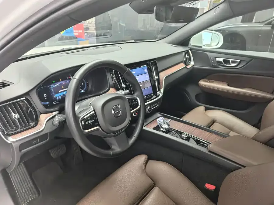 Volvo V60 2025 B5 Zhiyuan Luxury Edition 2024 — миниатюра 2