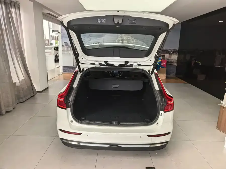 Volvo V60 2025 B5 Zhiyuan Luxury Edition 2024 — миниатюра 4