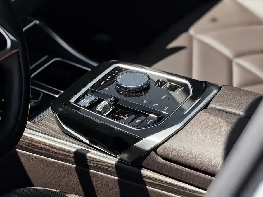 BMW 7 Series BMW 7 Series 2023 735Li Luxury Package 2024 — миниатюра 2