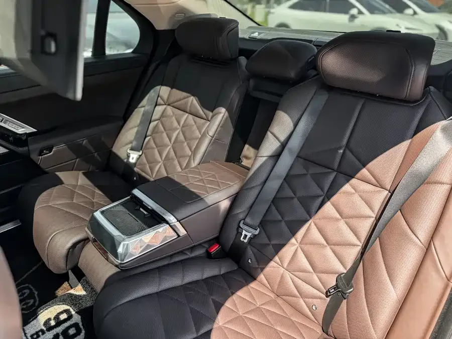 BMW 7 Series BMW 7 Series 2023 735Li Luxury Package 2024 — миниатюра 3