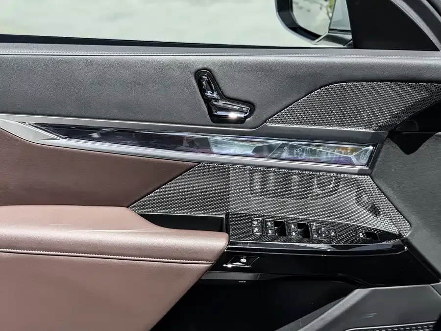 BMW 7 Series BMW 7 Series 2023 735Li Luxury Package 2024 — миниатюра 4