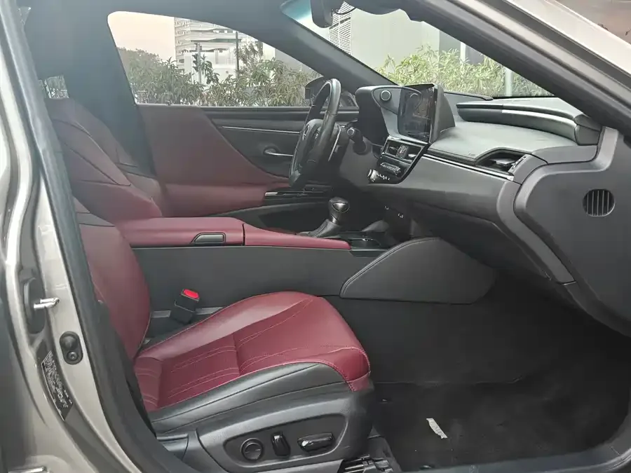 Lexus ES 2022 300h Silver Limited Edition 2023 — миниатюра 3