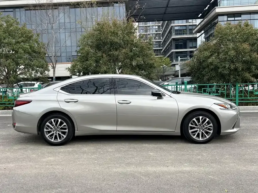 Lexus ES 2022 200 Excellence Edition 2022 — миниатюра 4