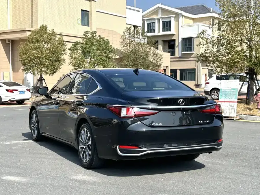 Lexus ES 2022 200 Excellence Edition 2022 — миниатюра 2