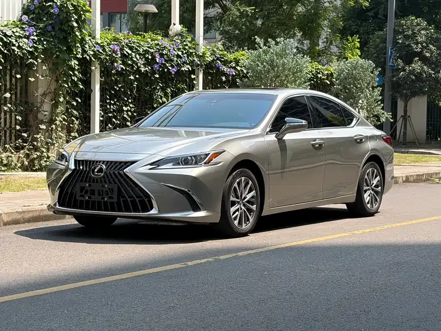 Lexus ES 2022