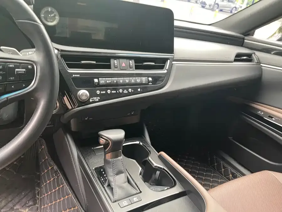 Lexus ES 2022 300h Excellence Edition 2023 — миниатюра 2