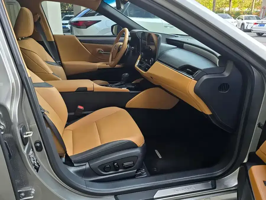 Lexus ES 2025 300h Premium Edition 2025 — миниатюра 5