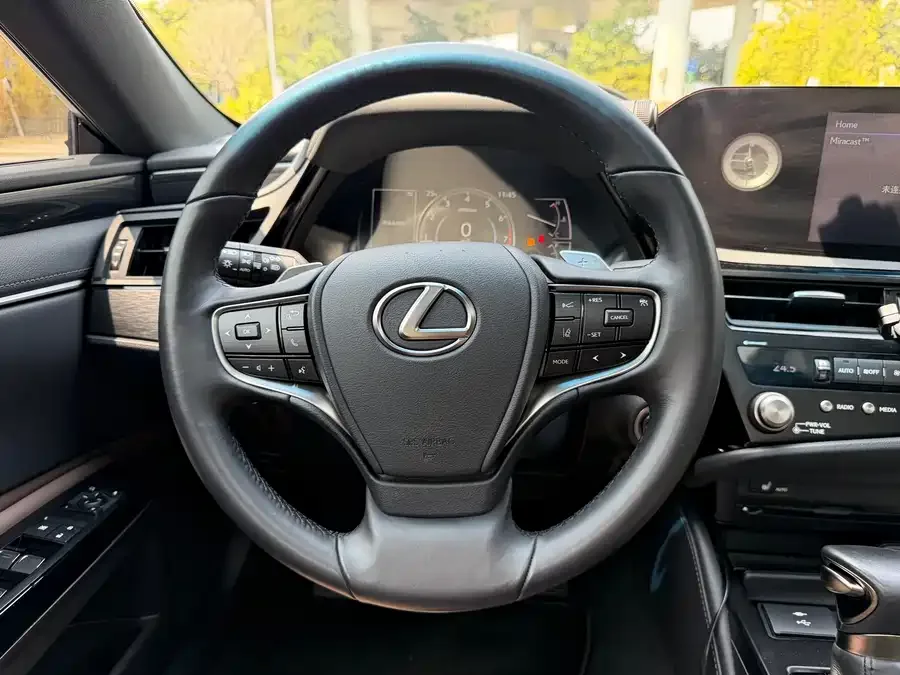 Lexus ES 2022 200 Excellence Edition 2022 — миниатюра 2