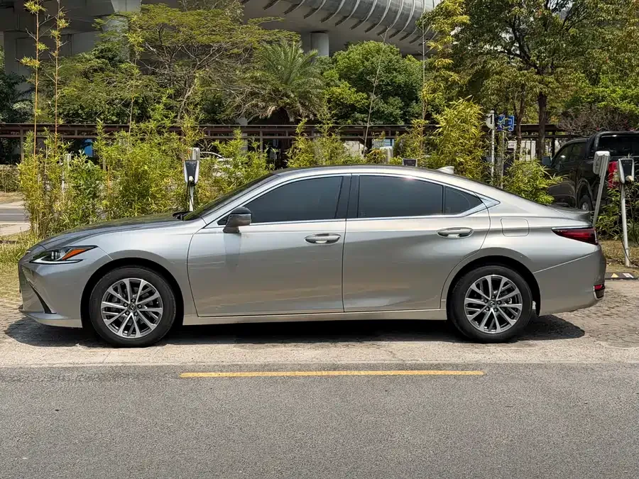 Lexus ES 2022 200 Excellence Edition 2022 — миниатюра 3