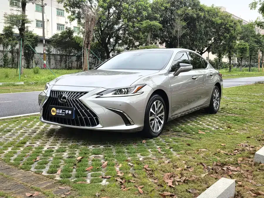 Lexus ES 2022