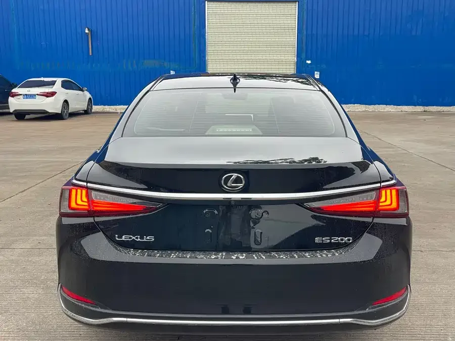 Lexus ES 2023 200 Excellence Edition 2023 — миниатюра 2